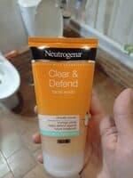Clear & defend face scrub
