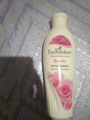 Enchanteur 250 ml Selangor, Malaysia. LOSYEN HARUMAN BADAN pamper you to perfection. skin optimum moisturisation and nourishment. Ingredients: Water, Glyceryl Stearate, Fragrance, Isopropyl Myristate, Made in Malaysia for: www.enchanteur.com.my