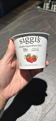 STRAWBERRY simple ingredient skyr