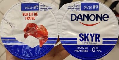 Skyr sur lit de fraise