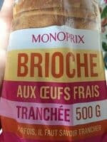 Brioche aux oeufs frais tranchée