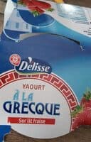 Yaourts à la grecque sur lit de fraise
