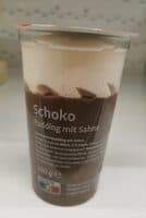 Schokoladenpudding mit Sahne