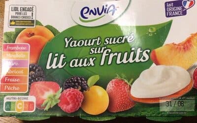 Yaourt sucrés sur lit aux fruits
