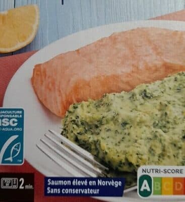 Purée de pommes de terre et brocolis avec du filet de saumon.
