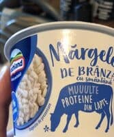 Granule de brânză proaspătă cu smântână