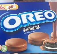 Galletas de chocolate rellenas de crema bañadas