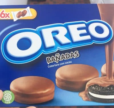 Galletas de chocolate rellenas de crema bañadas