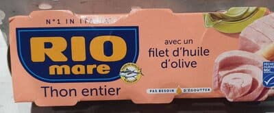 Thon entier avec un filet d'huile d'olive