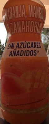 Bebida de zumo de naranja, mango y zanahoria