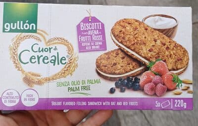 Cuore di cereale. Biscotti di avena con frutti rossi