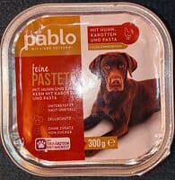 Feine Pastete mit Huhn und einem Kern mit Karotten und Pasta