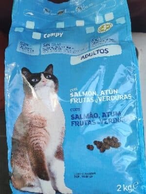 Comida gato adulto con salmón, atún, frutas y verduras
