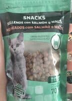 Snacks gato rellenos con salmón y malta