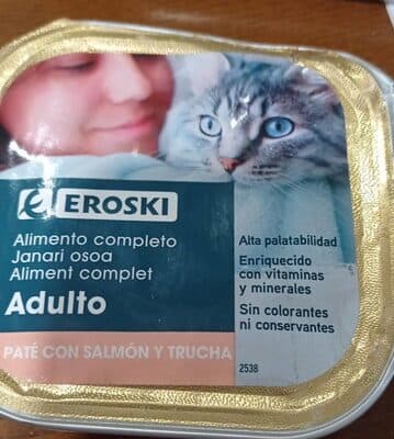 Alimento de gatos, paté con salmón y trucha