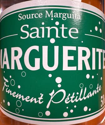 Eau minérale finement pétillante
