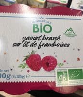 Yaourt brassé sur lit de framboises