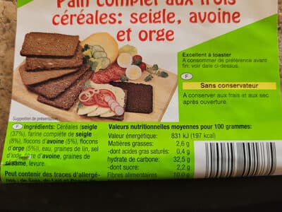 Pain complet aux trois céréales: seigle, avoine et orge