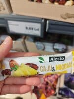 Aszalt ananászos gyümölcsszelet kesudióval és mandulával