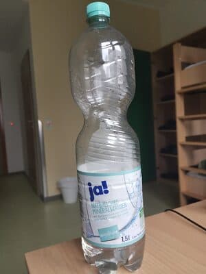 Natürliches Mineralwasser Medium