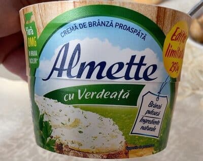 cremă de brânză proaspătă cu verdeață