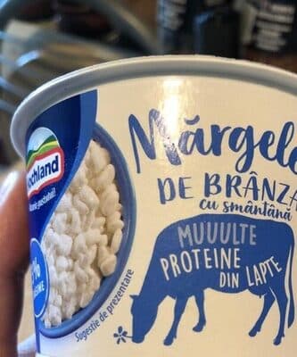 Granule de brânză proaspătă cu smântână