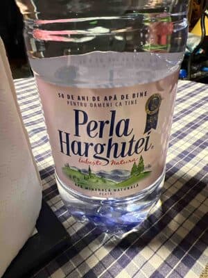 Apă minerală naturală plată