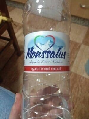 Agua mineral natural
