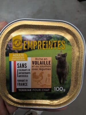 Terrine riche en volaille et au saumon avec légumes